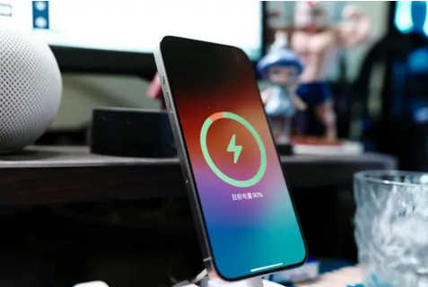 涟源苹果15换屏服务分享用什么充电器给iPhone15充电更好 